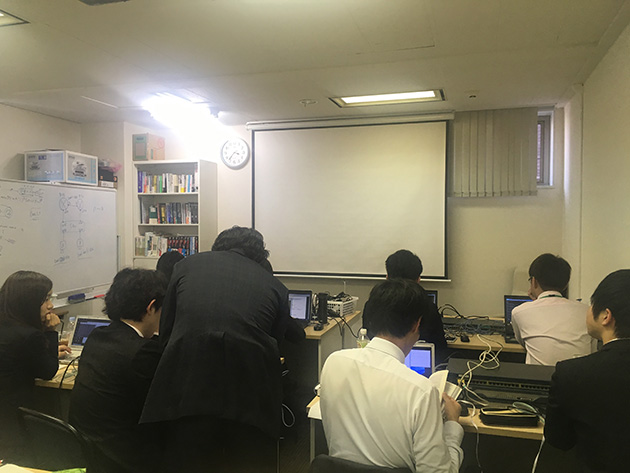 2人1組になり、写真の課題に挑戦┗(`・ω・´)┛