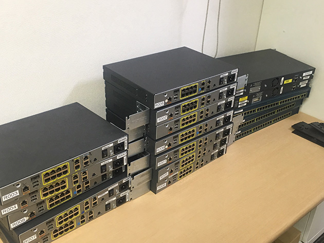 研修室には、こんなに沢山のCisco機器があります♪