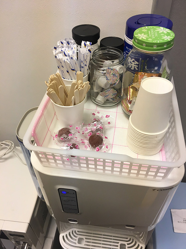 研修生がコーヒーや飴、梅干などを寄付♪